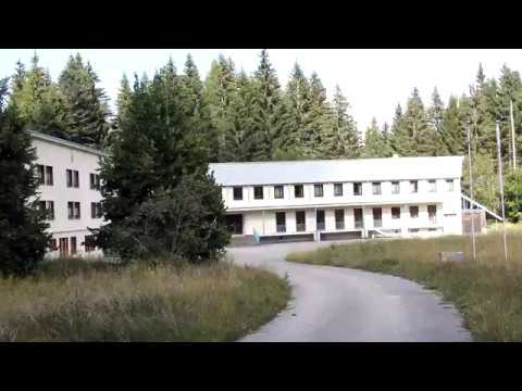 L'ancien hôtel-colonie de vacances Air France abandonné dans une clairière de forêt à Saint-Pierre-de-Chartreuse