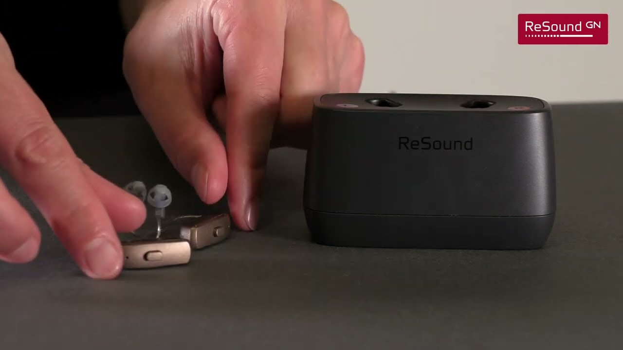 Video – How to insert and remove ReSound OMNIA hearing aids from desktop charger