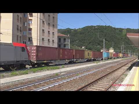 E.483 CON MERCI ARRIVA IN TRANSITO LENTO A RONCO SCRIVIA. (GE) SAB. 10 - 7 - 2021.