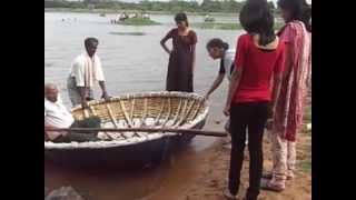 preview picture of video 'SUPRABUDDHA GETS INTO A CORACLE IN TALAKADU.MP4'