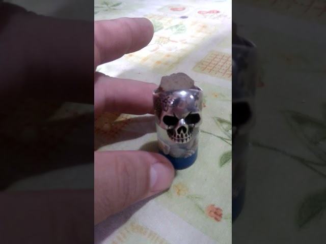 Vídeo relacionado con Otuuz Collar de Calavera Gótico Colgante de Calavera de Punk Collar de Cráneo Cadena de Calavera de Gargantilla Joyería Gótica de Esqueleto con Bolsa para Accesorios Halloween Hombres Mujeres (Negro)