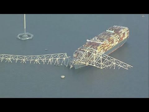شاهد سفينة شحن تتسبب في انهيار جسر في بالتيمور