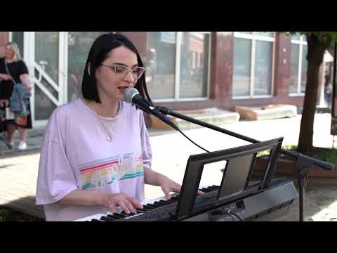 #Франківськ_і_вуличні_музики: дівчина, яка ловить кайф від людей та музики. ФОТО. ВІДЕО