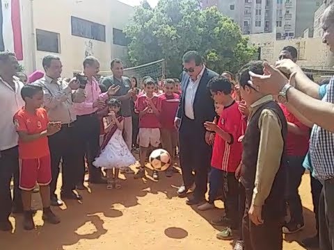 وزير التعليم العالي يشارك طلاب مدرسة في لعب الكرة