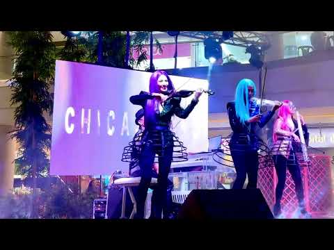 Chicas Bond main stage festival