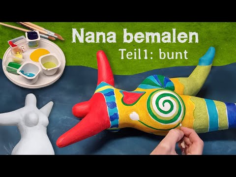 Eine kleine NANA-Figur wird kunterbunt bemalt - (hergestellt aus Hühnerdraht und Pappmache)