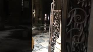 L'intérieur de la cathédrale Notre Dame de Paris... Silence et désolation | Video