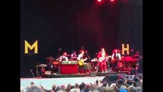 &quot;Stick Around&quot; Performance by Mayer Hawthorne &amp; The County