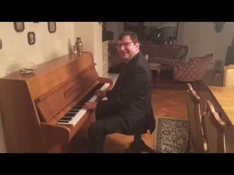 Stonoga gra na pianinie utwór Ultimate