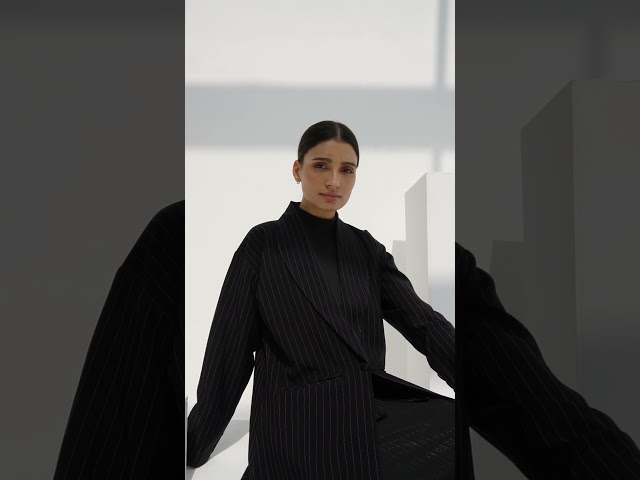 عباية بـ تصميم بليزر أسود مخطط