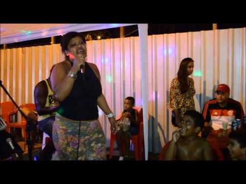 ADRIANA TEIXEIRA CANTANDO COM O GRUPO SAMBA DE BOA
