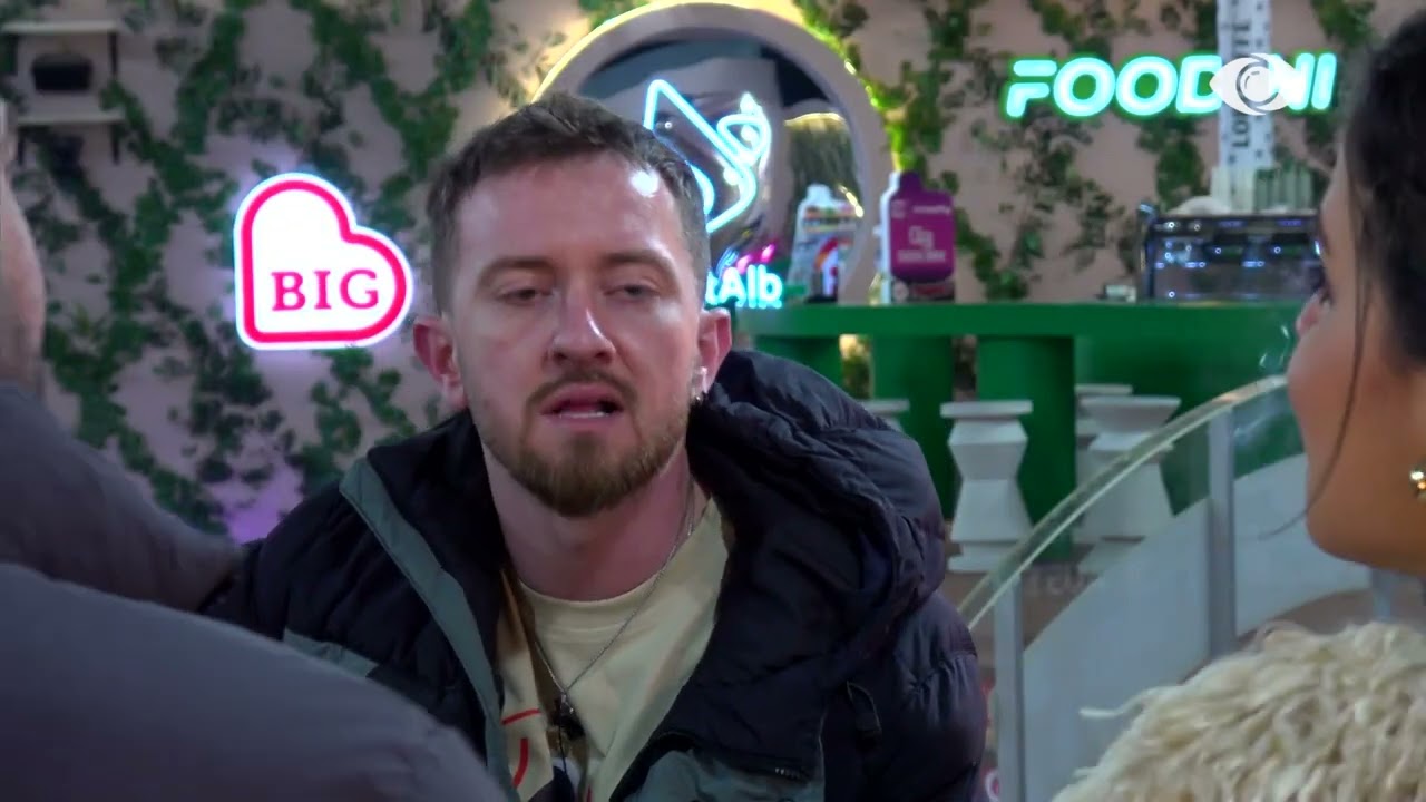 Banorët nën tingujt e kitares këndojnë këngën “Tavolina e mërzisë”