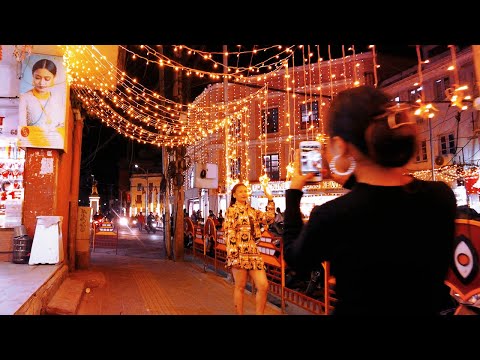 Mercados noturnos de compras na cidade de Katmandu após o Festival Dashain | Melhor época para viajar no Nepal | 4K UHD