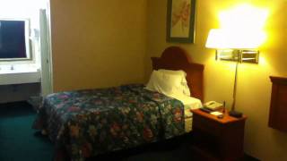 preview picture of video 'Hotel Room Tour: Railroad Room Days Inn Princeton WV'