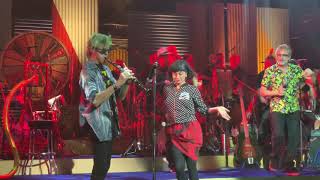 Amor Mon Laferte y los Autenticos Decadentes