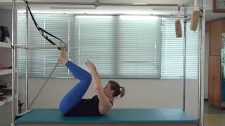 Variação do Double Leg Stretch com a Barra Torre