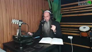 מדברים מרבי נחמן מברסלב   שמח ורוקד   פורים (הרב מאור קריו) - התמונה מוצגת ישירות מתוך אתר האינטרנט יוטיוב. זכויות היוצרים בתמונה שייכות ליוצרה. קישור קרדיט למקור התוכן נמצא בתוך דף הסרטון