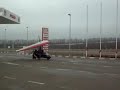 Hombre ruso sale volando de gasolinera en su propio planeador