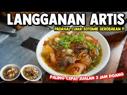 EVEN THOUGH IT'S ONLY SELLING NOODLE SOTO FROM A CART, THEIR CUSTOMERS ARE ARTISTS