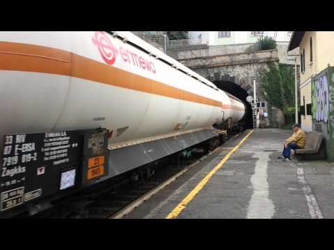 652 052 Livorno Settimo incrocia in transito lento a Genova Sturla con il regionale Savona Sestri Le