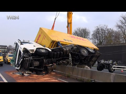 05.12.2025 - VN24 - LKW legt sich auf A1 bei Münster auf Betonwall - aufwendige Kranbergung