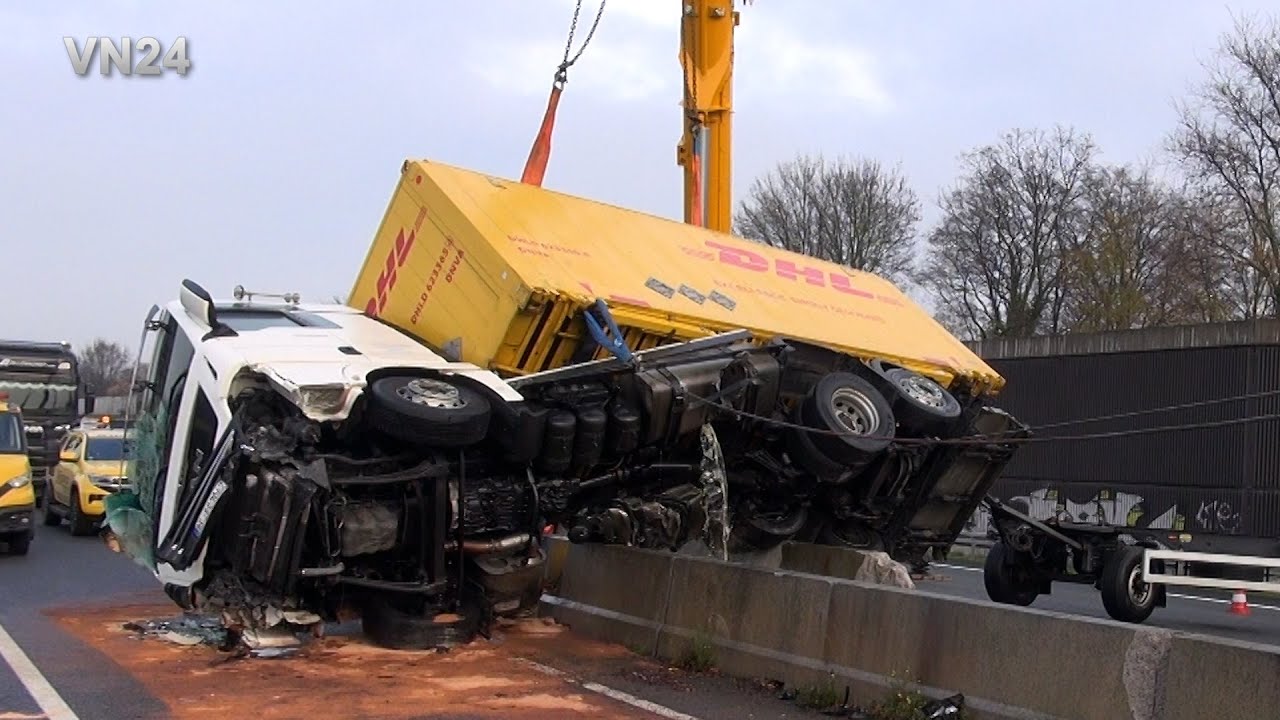 ［ドイツ］ミュンスター近郊の高速道路でトラックが防護壁を飛び越えて横転。クレーンによる復旧作業の様子。