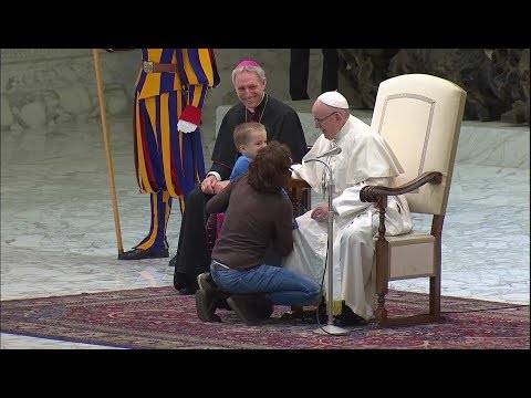 Conquista niño autista al Papa al subir hasta el escenario Conquista niño autista al Papa al subir hasta el escenario