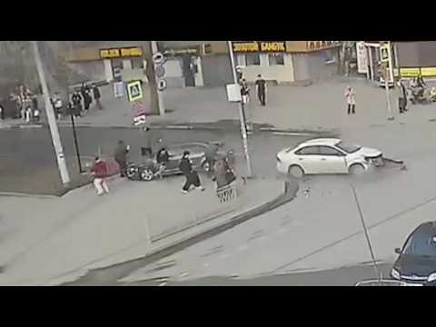Шкода влетела в пешеходов и покалечила девушку. Real Video