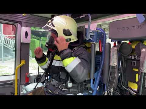 Atemschutzgerät auf der Anfahrt anlegen und Funktionsprüfung / Indossare l'autorespiratore