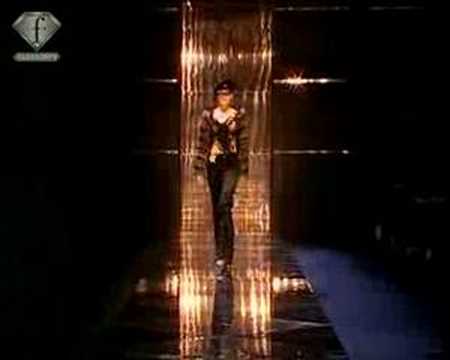 fashiontv | FTV.com - VALENTINO FALL/WINTER 2005/2006