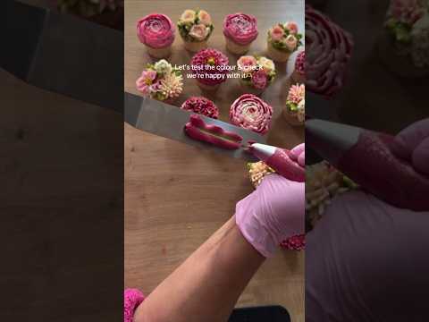 Easy Flower Cupcakes #cupcakedesign #flowercupcakes #cupcakedecorating #buttercreamflowers #cupcake