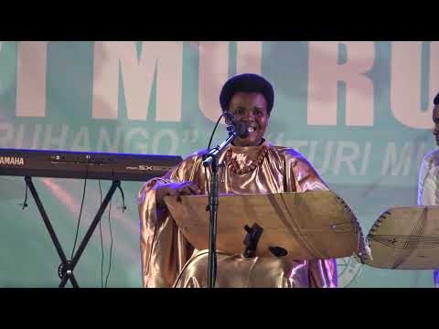 Umukirigitananga Nzayisenga Sophie na mubyara we baserukanye inanga mu murya 