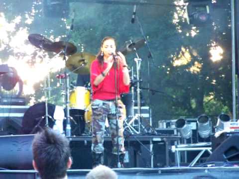 Diana Piedade , paredes de coura Easy e Just Because You Feel Good