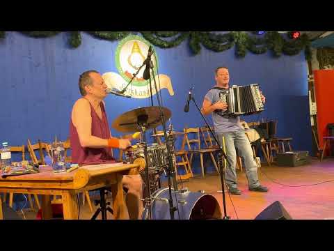 Attwenger - Shakin my brain, Live auf dem Oktoberfest 2022 (Intro: Ain't no sunshine...)