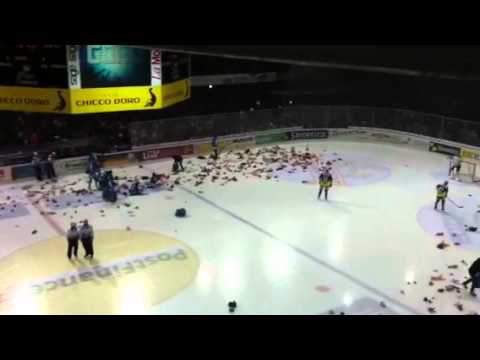 Lancio di peluches a scopo benefico alla Valascia - 23.12.2