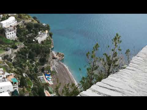 Positano gabbiani volano basso in spiaggia arriva il maltempo