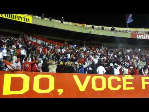 "La hinchada de Independiente haciendo fiesta. Aunque ganes o pierdas." Barra: La Barra del Rojo • Club: Independiente • País: Argentina