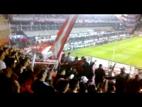 "&quot;Rojo rojo de mi vida, vos sos la alegría de mi corazón...&quot;" Barra: La Barra del Rojo • Club: Independiente • País: Argentina