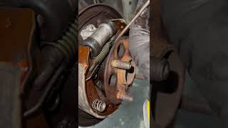 Adjusting Handbrake shoe #handbrake #brakeshoe #brakejob #brake #toyota #toyotayaris #shorts