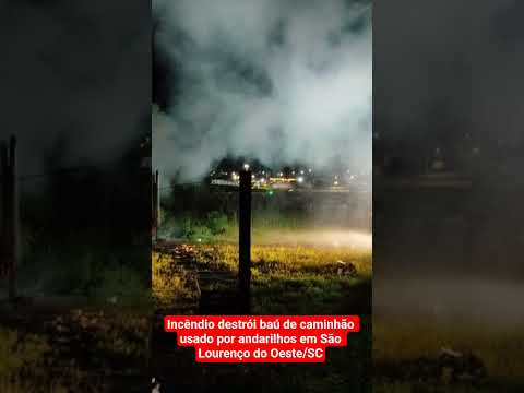Incêndio destrói baú de caminhão usado por andarilhos em São Lourenço do Oeste/SC