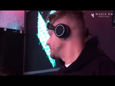 Joey Daniel plays „Tomi & Kesh, Alessio Bianchi - Roll It Up“ at Music On Festival 2019