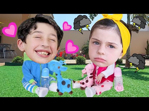 Mimi e Julinha em Histórias Engraçadas sobre Bebês e brinquedos e outras histórias com a Irmãzinha