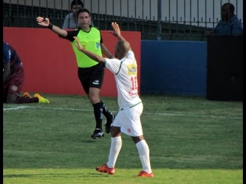 Carlinhos, da Cabofriense, marca à la Maradona sobre o Madureira