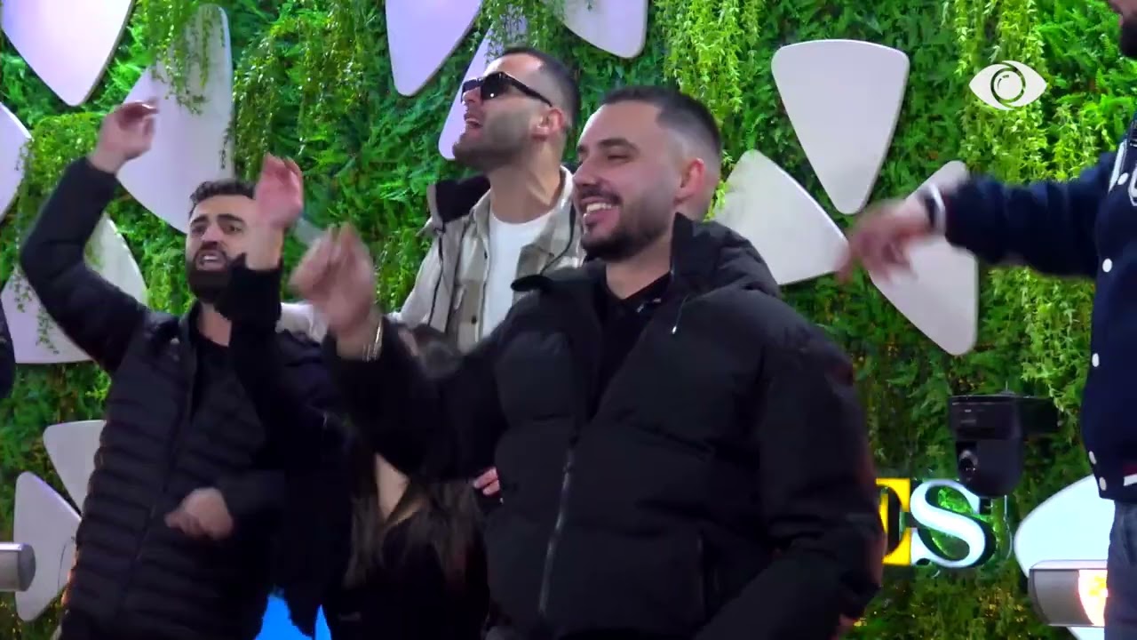 “A vjen sonte me mua…”/ Super atmosferë në shtëpi, banorët brohorasin teksa kërcejnë nën ritmet e muzikës