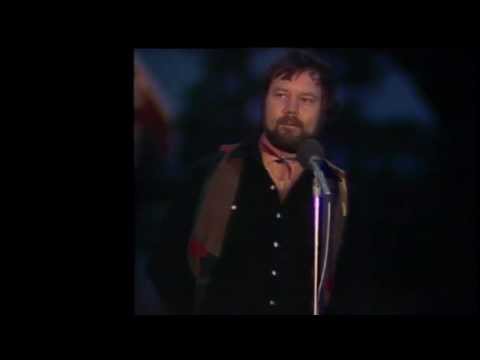 Trygve Hoff - Kjærlighetsvise i mørketid