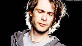 Hans Teeuwen bij de begrafenis van Herman Brood