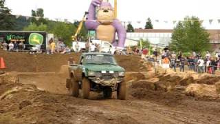 preview picture of video 'Green Toyota wins a mud drag'