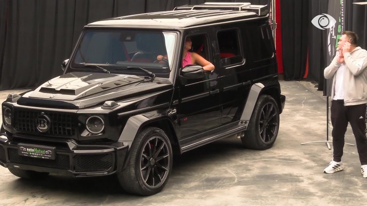 Vajzat mbi makina luksoze që gjuajnë djemtë, momente gazmore nga loja e banorëve