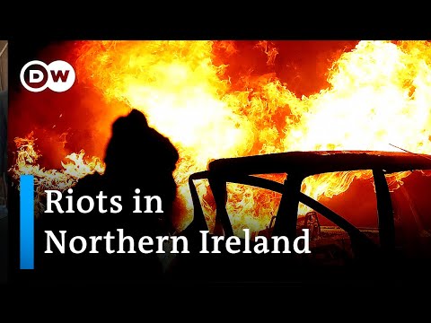Northern Ireland: Protesters burn bus amid violence | DW News
