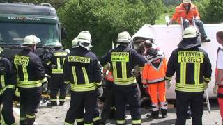 preview picture of video 'Frontal gegen Lkw: Eine Stunde eingeklemmt.mpg'
